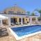 Fabulous Villa In Coral Bay Near Beach, Amenities