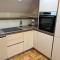 La Luna Rustic Deluxe Apartment with Free Jacuzzi, Bikes & Covered Parking