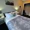 Canadian Rockies Chalets by Trilink - 2 & 3 Bedroom Condos - Self Check-In - Walking Distance to Downtown - Free Parking - Pet-Friendly - No AC