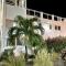 Maho Beach House - Spacious 2 Bedroom - Ocean View