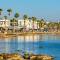 Queens Gardens suite by the sea, pool and mall