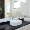3 bdr aprt, best seaview, rooftop pool - LCGR