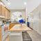Cozy 2B Townhouse King Bed Free Parking TV in BRs