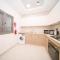 Modern 1BR with Rooftop Pool The Bay Business Bay - 迪拜