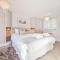 A Superb Bijou Retreat with Jacuzzi near an Excellent Village Pub