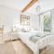 A Superb Bijou Retreat with Jacuzzi near an Excellent Village Pub
