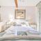 A Superb Bijou Retreat with Jacuzzi near an Excellent Village Pub