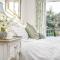 A Superb Bijou Retreat with Jacuzzi near an Excellent Village Pub