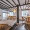 A Superb Bijou Retreat with Jacuzzi near an Excellent Village Pub