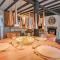 A Superb Bijou Retreat with Jacuzzi near an Excellent Village Pub