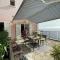 Une grande terrasse sur la mer