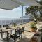 Une grande terrasse sur la mer