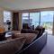 Spacious Home with Awesome Lake Views - 皇后镇