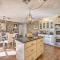 Stunning Rogers Villa with Pond about 7 Mi to Lake - روجرز