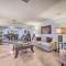 Stunning Rogers Villa with Pond about 7 Mi to Lake - روجرز