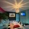Capsule Miami Vice - Jacuzzi - Billard - Ecran cinéma & Netflix - Ping-Pong - Nintendo & Jeux-