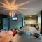 Capsule Miami Vice - Jacuzzi - Billard - Ecran cinéma & Netflix - Ping-Pong - Nintendo & Jeux-