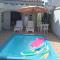 "Excelente Casa Pé na Areia com Piscina, Ampla Área de Lazer com Espaço Gourmet Externo, Deck Coberto com Churrasqueira e Cooktop, Cozinha Americana, Ampla Sala de Estar com Lindíssima Lareira, Smart TV 50", Wi-Fi e o Principal é muito Pertinho da Praia"