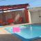 "Excelente Casa com Piscina, Cozinha Americana, Ampla Área de Lazer com Espaço Gourmet Externo em Deck Coberto com Churrasqueira e Cooktop, Ampla Sala de Estar com Lindíssima Lareira, Smart TV 50", Wi-Fi e o Principal é muito Pertinho da Praia" - برايا جراندي