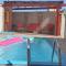 "Excelente Casa com Piscina, Cozinha Americana, Ampla Área de Lazer com Espaço Gourmet Externo em Deck Coberto com Churrasqueira e Cooktop, Ampla Sala de Estar com Lindíssima Lareira, Smart TV 50", Wi-Fi e o Principal é muito Pertinho da Praia" - برايا جراندي