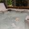 Quiet and Comfy 3bed/2bath - Chalet with hot tub. - Cedar