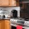 Cozy condo with yard and patio. Long-stay discount available