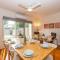 Brunswick 3bdrm townhouse, with parking by Custom Bnb Hosting