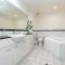 Brunswick 3bdrm townhouse, with parking by Custom Bnb Hosting