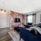 Bright Luxe Condo, AC, Top Floor, King Bed, Balcony!