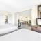 Waikiki Banyan Oasis with Partial Ocean View, 1-Block to Beach, Free Parking - Honolulu