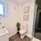 COMFORTABLE 4-Bed HOUSE WITH 3 BATHROOMS, FREE PARKING!