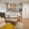 New - Bright London studio loft king bed apartment in quiet street near parks 1074 Lo - London