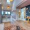 Ashcroft Loft by Timeless Stays - Stunning 3 Bedroom, 2 bathrooms, Charming central apartment featuring a balcony