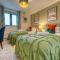 Ashcroft Loft by Timeless Stays - Stunning 3 Bedroom, 2 bathrooms, Charming central apartment featuring a balcony