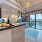 Ashcroft Loft by Timeless Stays - Stunning 3 Bedroom, 2 bathrooms, Charming central apartment featuring a balcony