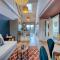 Ashcroft Loft by Timeless Stays - Stunning 3 Bedroom, 2 bathrooms, Charming central apartment featuring a balcony