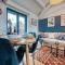 Ashcroft Loft by Timeless Stays - Stunning 3 Bedroom, 2 bathrooms, Charming central apartment featuring a balcony