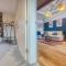 Ashcroft Loft by Timeless Stays - Stunning 3 Bedroom, 2 bathrooms, Charming central apartment featuring a balcony