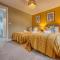 Ashcroft Loft by Timeless Stays - Stunning 3 Bedroom, 2 bathrooms, Charming central apartment featuring a balcony