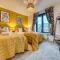 Ashcroft Loft by Timeless Stays - Stunning 3 Bedroom, 2 bathrooms, Charming central apartment featuring a balcony
