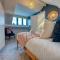 Ashcroft Loft by Timeless Stays - Stunning 3 Bedroom, 2 bathrooms, Charming central apartment featuring a balcony