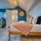 Ashcroft Loft by Timeless Stays - Stunning 3 Bedroom, 2 bathrooms, Charming central apartment featuring a balcony