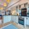 Ashcroft Loft by Timeless Stays - Stunning 3 Bedroom, 2 bathrooms, Charming central apartment featuring a balcony