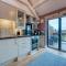 Ashcroft Loft by Timeless Stays - Stunning 3 Bedroom, 2 bathrooms, Charming central apartment featuring a balcony