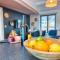Ashcroft Loft by Timeless Stays - Stunning 3 Bedroom, 2 bathrooms, Charming central apartment featuring a balcony