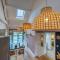 Ashcroft Loft by Timeless Stays - Stunning 3 Bedroom, 2 bathrooms, Charming central apartment featuring a balcony