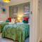 Ashcroft Loft by Timeless Stays - Stunning 3 Bedroom, 2 bathrooms, Charming central apartment featuring a balcony