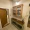 Gower Villa Luxury Cottage, 2 bedroom en-suite with Hot Tub - Clynderwen