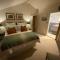 Gower Villa Luxury Cottage, 2 bedroom en-suite with Hot Tub - Clynderwen