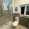 Gower Villa Luxury Cottage, 2 bedroom en-suite with Hot Tub - Clynderwen